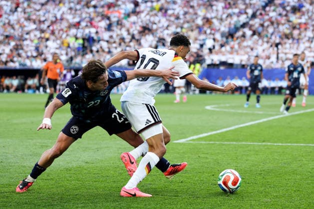 FOXBOROUGH, MASSACHUSETTS - JUNE 29: Jamal Musiala of Germany and Matias Galarza of Paraguay compete for the ball during the FIFA World Cup, WM, Weltmeisterschaft, Fussball 2026 Round of 32 match between Germany and Paraguay at Boston Stadium on June 29, 2026 in Foxborough, Massachusetts.  Copyright: xWuxZhizhaox 111651327735
