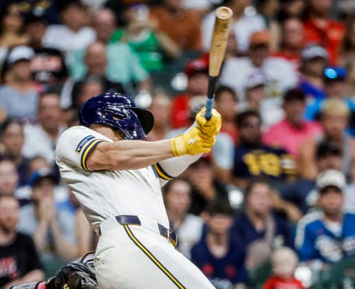 Milwaukee Brewers left fielder Jake Bauers hits a single in the sixth inning of the MLB, Baseball Herren, USA game between the Cincinnati Reds and the Milwaukee Brewers at American Family Field in Milwaukee, Wisconsin on Monday, June 29, 2026.  MIL20260629833 TANNENxMAURY