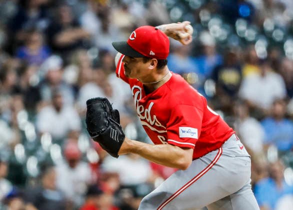 Cincinnati Reds relief pitcher Chase Petty throws in the sixth inning of the MLB, Baseball Herren, USA game between the Cincinnati Reds and the Milwaukee Brewers at American Family Field in Milwaukee, Wisconsin on Monday, June 29, 2026.  MIL20260629834 TANNENxMAURY