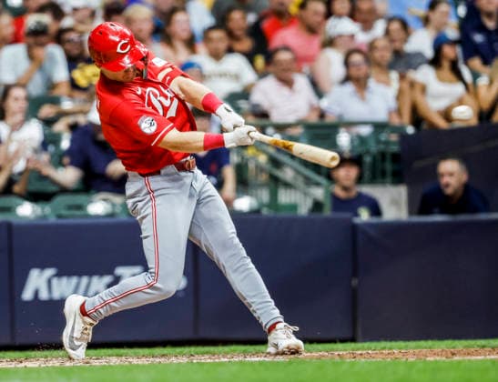 Cincinnati Reds second baseman Matt McLain hits a single in the seventh inning of the MLB, Baseball Herren, USA game between the Cincinnati Reds and the Milwaukee Brewers at American Family Field in Milwaukee, Wisconsin on Monday, June 29, 2026.  MIL20260629836 TANNENxMAURY