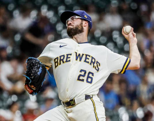 Milwaukee Brewers relief pitcher Aaron Ashby throws in the eighth inning of the MLB, Baseball Herren, USA game between the Cincinnati Reds and the Milwaukee Brewers at American Family Field in Milwaukee, Wisconsin on Monday, June 29, 2026.  MIL20260629842 TANNENxMAURY