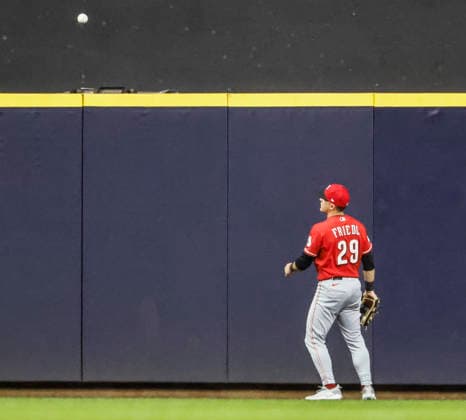 Cincinnati Reds outfielder TJ Friedl watches a home run ball hit by Milwaukee Brewers third baseman Joey Ortiz in the eighth inning of the MLB, Baseball Herren, USA game between the Cincinnati Reds and the Milwaukee Brewers at American Family Field in Milwaukee, Wisconsin on Monday, June 29, 2026. The Brewers defeated the Reds 5-3.  MIL20260629847 TANNENxMAURY