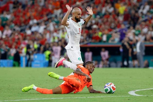 June 29, 2026, Guadalupe, Nuevo Leon, Mexico: C. Summerville (Below) of Netherlands battles for possession ball with N. Mazraoui (Above) of Morocco, during the match between Netherlands and Morocco in the Round of 32 of the FIFA World Cup, WM, Weltmeisterschaft, Fussball 2026, at Monterrey Stadium. FIFA World Cup 2026: Netherlands Vs Morocco  - ZUMAo125 20260629_zip_o125_020 Copyright: xAntonioxOjedax