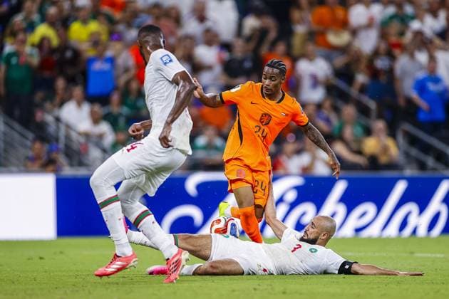 MONTERREY, 29-06-2026, Monterrey Stadium, Match between Morocco and The Netherlands during the World Cup 2026. Picture shows Netherlands player Crysencio Summerville , Morocco goalkeeper Noussair Mazraoui Morocco - The Netherlands (World Cup 2026)  x204748798x Copyright: