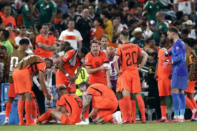 MONTERREY - Players of the Dutch national team, Nationalteam prepare for extra time during the 2026 FIFA World Cup, WM, Weltmeisterschaft, Fussball knockout phase match between the Netherlands and Morocco at the Monterrey Stadium on June 29, 2026, in Monterrey, Mexico. ROBIN VAN LONKHUIJSEN ANP FIFA World Cup 2026 - round of 32 2026 xVIxANPxSportx xxANPxIVx 562420752 originalFilename: 562420752.jpg