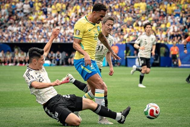 June 29, 2026, Houston, Texas, USA: Japan defender JUNNOSUKE SUZUKI (25) slides to tackle Brazil defender DANILO (13) during the FIFA World Cup, WM, Weltmeisterschaft, Fussball 2026 soccer match between Brazil and Japan at Houston Stadium in Houston, Texas, on Monday, June 29, 2026. Brazil defeated Japan 2-1. Houston USA - ZUMAp213 20260629_znp_p213_083 Copyright: xLynnxPenningtonx