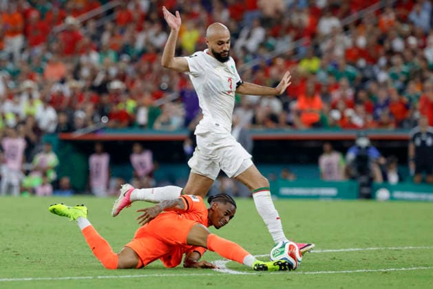June 29, 2026, Guadalupe, Nuevo Leon, Mexico: C. Summerville (Below) of Netherlands battles for possession ball with N. Mazraoui (Above) of Morocco, during the match between Netherlands and Morocco in the Round of 32 of the FIFA World Cup, WM, Weltmeisterschaft, Fussball 2026, at Monterrey Stadium. Guadalupe Mexico - ZUMAo125 20260629_zip_o125_021 Copyright: xAntonioxOjedax