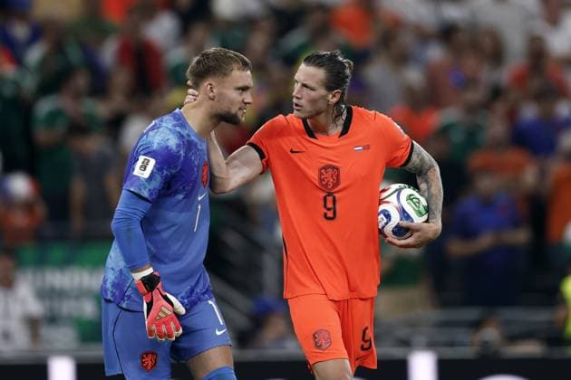 MONTERREY - (lr) Netherlands goalkeeper Bart Verbruggen, Wout Weghorst of the Netherlands during the 2026 FIFA World Cup, WM, Weltmeisterschaft, Fussball knockout phase match between the Netherlands and Morocco at the Monterrey Stadium on June 29, 2026 in Monterrey, Mexico. ROBIN VAN LONKHUIJSEN ANP FIFA World Cup 2026 - round of 32 2026 xVIxANPxSportx xxANPxIVx 562422179 originalFilename: 562422179.jpg