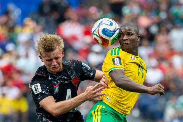 June 28, 2026, Inglewood, California, USA: Canada s LUC DE FOUGEROLLES (4) and South Africa s MBEKEZELI MBOKAZI (14) vie for the ball during the FIFA World Cup, WM, Weltmeisterschaft, Fussball Round of 32 soccer match at SoFi Stadium. Inglewood USA - ZUMAc68_ 20260628_zaf_c68_044 Copyright: xRingoxChiux