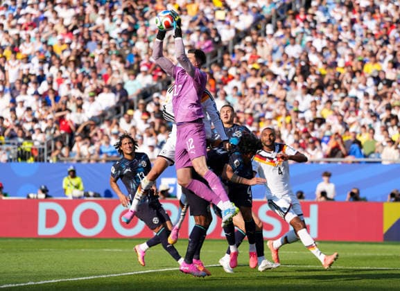 Orlando Gill (Paraguay, 12) springt und pariert den Ball. USA, FIFA Weltmeisterschaft, Sechzehntelfinale, Deutschland vs Paraguay, Boston, 29.06.2026 FIFA Weltmeisterschaft, Sechzehntelfinale, Deutschland vs Paraguay, Boston, 29.06.2026 Boston *** Orlando Gill (Paraguay), No. 12, jumps and saves the ball (USA), FIFA World Cup, Round of 32, Germany vs. Paraguay, Boston, June 29, 2026 FIFA World Cup, Round of 32, Germany vs. Paraguay, Boston, June 29, 2026 Boston Copyright: xEibner-Pressefoto ScottxColemanx EP_SCN
