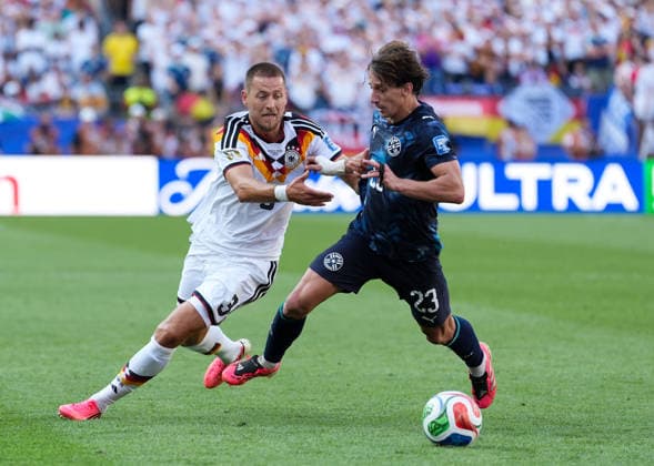 Waldemar Anton (Deutschland, 3) im Zweikampf mit Matias Galarza (Paraguay, 23) USA, FIFA Weltmeisterschaft, Sechzehntelfinale, Deutschland vs Paraguay, Boston, 29.06.2026 FIFA Weltmeisterschaft, Sechzehntelfinale, Deutschland vs Paraguay, Boston, 29.06.2026 Boston *** Waldemar Anton (Germany), No. 3, in a tackle with Matias Galarza (Paraguay), No. 23 (USA), FIFA World Cup, Round of 32, Germany vs. Paraguay, Boston, June 29, 2026 FIFA World Cup, Round of 32, Germany vs. Paraguay, Boston, June 29, 2026 Boston Copyright: xEibner-Pressefoto ScottxColemanx EP_SCN
