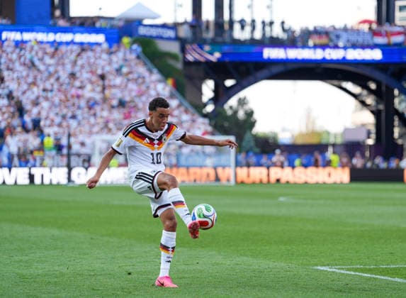 Jamal Musiala (Deutschland, 10) flankt den Ball. USA, FIFA Weltmeisterschaft, Sechzehntelfinale, Deutschland vs Paraguay, Boston, 29.06.2026 FIFA Weltmeisterschaft, Sechzehntelfinale, Deutschland vs Paraguay, Boston, 29.06.2026 Boston *** Jamal Musiala (Germany), 10, crosses the ball (USA), FIFA World Cup, Round of 16, Germany vs. Paraguay, Boston, June 29, 2026 FIFA World Cup, Round of 16, Germany vs. Paraguay, Boston, June 29, 2026 Boston Copyright: xEibner-Pressefoto ScottxColemanx EP_SCN