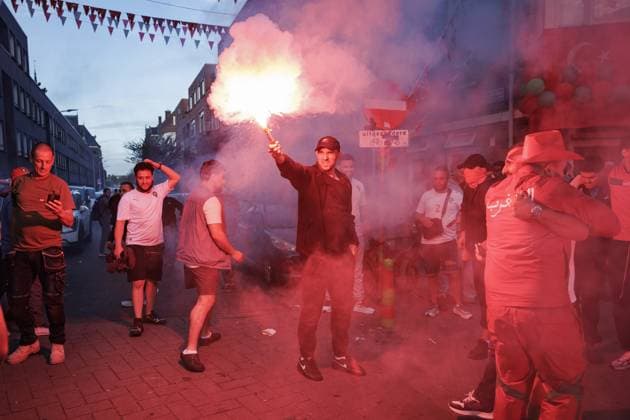 THE HAGUE - Fans of the Moroccan football team are celebrating in the Schildersbuurt neighborhood in The Hague after the national team, Nationalteam defeated the Netherlands at the World Cup. During the celebration, some carried Moroccan flags, honked horns, and fireworks were set off. JOHN VAN DER TOL ANP xVIxANPxSportx xxANPxIVx 562422737 originalFilename: 562422737.jpg
