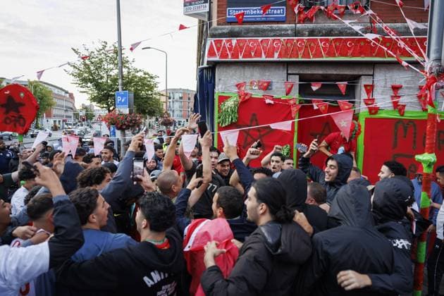THE HAGUE - Fans of the Moroccan football team are celebrating in the Schildersbuurt neighborhood in The Hague after the national team, Nationalteam defeated the Netherlands at the World Cup. During the celebration, some carried Moroccan flags, honked horns, and fireworks were set off. JOHN VAN DER TOL ANP xVIxANPxSportx xxANPxIVx 562422741 originalFilename: 562422741.jpg