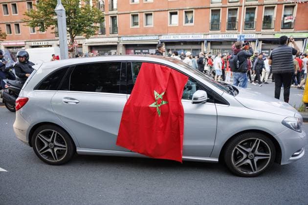 THE HAGUE - Fans of the Moroccan football team are celebrating in the Schildersbuurt neighborhood in The Hague after the national team, Nationalteam defeated the Netherlands at the World Cup. During the celebration, some carried Moroccan flags, honked horns, and fireworks were set off. JOHN VAN DER TOL ANP xVIxANPxSportx xxANPxIVx 562422775 originalFilename: 562422775.jpg