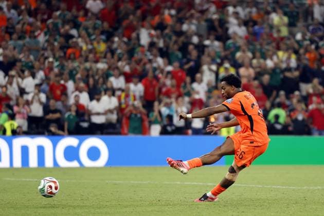 MONTERREY - Quinten Timber of the Netherlands misses the penalty during the 2026 FIFA World Cup, WM, Weltmeisterschaft, Fussball knockout phase match between the Netherlands and Morocco at Monterrey Stadium on June 29, 2026, in Monterrey, Mexico. ROBIN VAN LONKHUIJSEN ANP FIFA World Cup 2026 - round of 32 2026 xVIxANPxSportx xxANPxIVx 562422777 originalFilename: 562422777.jpg