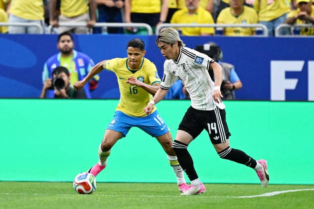 (L-R) Douglas Santos (BRA), Junya Ito (JPN), JUNE 29, 2026 - Football Soccer : FIFA World Cup, WM, Weltmeisterschaft, Fussball 2026 Round of 32 match between Brazil 2-1 Japan at Houston Stadium in Houston, Texas, USA.  aflo_336335645 KenjiroxMatsuox