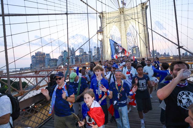 2026 World Cup - French Supporters on The Brooklyn Bridge - NYC French supporters is taking over the Brooklyn Bridge ahead of France vs Sweden during the FIFA World Cup, WM, Weltmeisterschaft, Fussball in New York on June 29, 2026. Photo by Charles Guerin ABACAPRESS.COM New York City NY United Arab Emirates  Copyright: xGuerinxCharles ABACAx