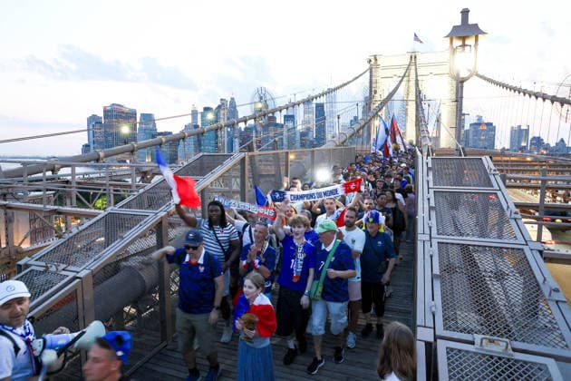 2026 World Cup - French Supporters on The Brooklyn Bridge - NYC French supporters is taking over the Brooklyn Bridge ahead of France vs Sweden during the FIFA World Cup, WM, Weltmeisterschaft, Fussball in New York on June 29, 2026. Photo by Charles Guerin ABACAPRESS.COM New York City NY United Arab Emirates  Copyright: xGuerinxCharles ABACAx