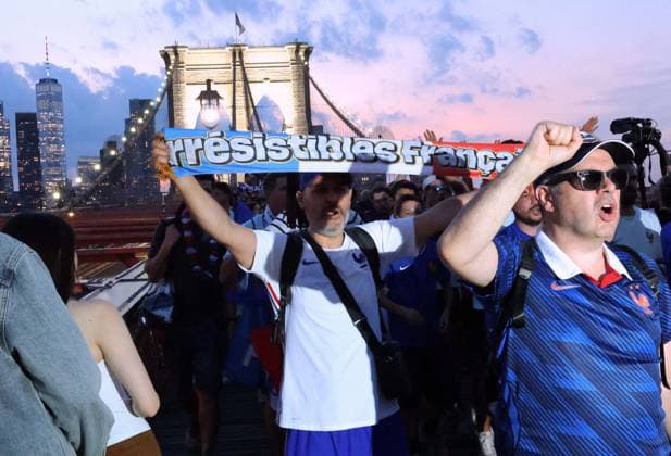 2026 World Cup - French Supporters on The Brooklyn Bridge - NYC French supporters is taking over the Brooklyn Bridge ahead of France vs Sweden during the FIFA World Cup, WM, Weltmeisterschaft, Fussball in New York on June 29, 2026. Photo by Charles Guerin ABACAPRESS.COM New York City NY United Arab Emirates  Copyright: xGuerinxCharles ABACAx