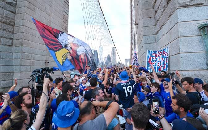 2026 World Cup - French Supporters on The Brooklyn Bridge - NYC French supporters is taking over the Brooklyn Bridge ahead of France vs Sweden during the FIFA World Cup, WM, Weltmeisterschaft, Fussball in New York on June 29, 2026. Photo by Charles Guerin ABACAPRESS.COM New York City NY United Arab Emirates  Copyright: xGuerinxCharles ABACAx