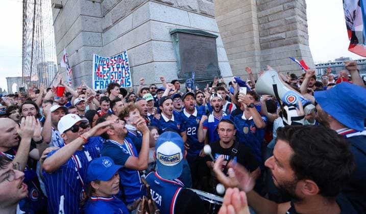 2026 World Cup - French Supporters on The Brooklyn Bridge - NYC French supporters is taking over the Brooklyn Bridge ahead of France vs Sweden during the FIFA World Cup, WM, Weltmeisterschaft, Fussball in New York on June 29, 2026. Photo by Charles Guerin ABACAPRESS.COM New York City NY United Arab Emirates  Copyright: xGuerinxCharles ABACAx