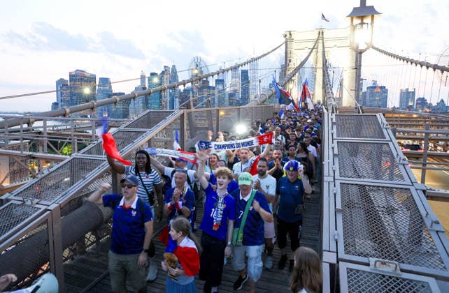 2026 World Cup - French Supporters on The Brooklyn Bridge - NYC French supporters is taking over the Brooklyn Bridge ahead of France vs Sweden during the FIFA World Cup, WM, Weltmeisterschaft, Fussball in New York on June 29, 2026. Photo by Charles Guerin ABACAPRESS.COM New York City NY United Arab Emirates  Copyright: xGuerinxCharles ABACAx