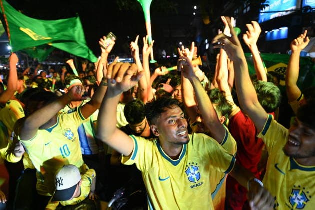Fans Watch The FIFA World Cup, WM, Weltmeisterschaft, Fussball 2026 Match Between Brazil And Japan In Dhaka. Football fans watch the FIFA World Cup 2026 match between Brazil and Japan on a giant screen in the Dhaka University area of Dhaka, Bangladesh, on June 29, 2026. Large crowds gather to follow the match as World Cup enthusiasm spreads across the country. Dhaka Bangladesh  Copyright: xSTRx originalFilename:rashid-notitle260630_npyQ7.jpg
