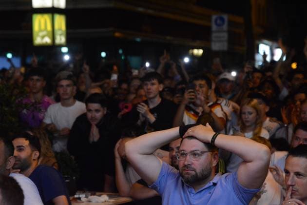 Public View World Cup Of Germany Vs Paraguay In Cologne Hundreds of people watch the World Cup match between Germany and Paraguay in front of a popular sports bar in Cologne, Germany, on June 29, 2026. cologne Germany  Copyright: xYingxTangx originalFilename:tang-publicvi260629_np5LX.jpg