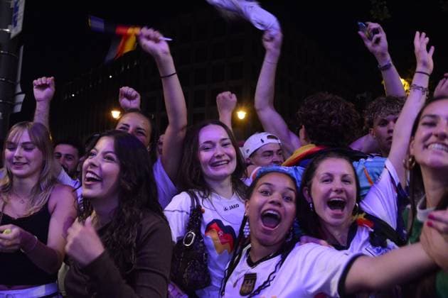 Public View World Cup Of Germany Vs Paraguay In Cologne Hundreds of people watch the World Cup match between Germany and Paraguay in front of a popular sports bar in Cologne, Germany, on June 29, 2026. cologne Germany  Copyright: xYingxTangx originalFilename:tang-publicvi260629_npDCb.jpg