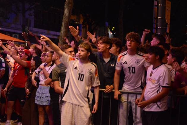 Public View World Cup Of Germany Vs Paraguay In Cologne Hundreds of people watch the World Cup match between Germany and Paraguay in front of a popular sports bar in Cologne, Germany, on June 29, 2026. cologne Germany  Copyright: xYingxTangx originalFilename:tang-publicvi260629_npXDp.jpg
