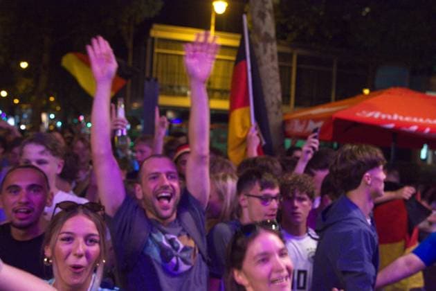 Public View World Cup Of Germany Vs Paraguay In Cologne Hundreds of people watch the World Cup match between Germany and Paraguay in front of a popular sports bar in Cologne, Germany, on June 29, 2026. cologne Germany  Copyright: xYingxTangx originalFilename:tang-publicvi260629_npABk.jpg