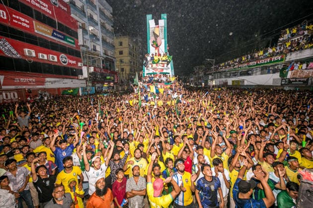 June 30, 2026, Munshiganj, Bangladesh: Thousands of Brazilian football supporters flood the Supermarket Chottor, as Brazil secured a 2-1 victory over Japan in the FIFA World Cup, WM, Weltmeisterschaft, Fussball 2026 group stage. Despite heavy rain, the crowd - draped in yellow jerseys and waving green-and-gold flags - packed every inch of the square, climbing monument structures and rooftops to catch a glimpse of the giant screen. Dhaka Bangladesh - ZUMAa259 0860352467st Copyright: xRayhanxAhmedx