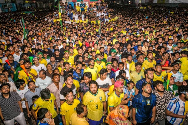 June 30, 2026, Munshiganj, Bangladesh: Thousands of Brazilian football supporters flood the Supermarket Chottor, as Brazil secured a 2-1 victory over Japan in the FIFA World Cup, WM, Weltmeisterschaft, Fussball 2026 group stage. Despite heavy rain, the crowd - draped in yellow jerseys and waving green-and-gold flags - packed every inch of the square, climbing monument structures and rooftops to catch a glimpse of the giant screen. Dhaka Bangladesh - ZUMAa259 0860352477st Copyright: xRayhanxAhmedx