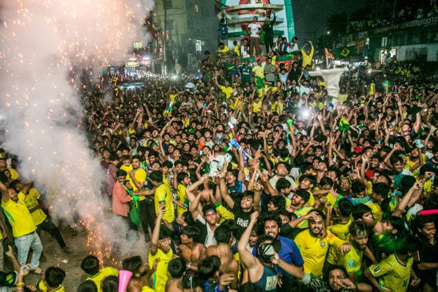 June 30, 2026, Munshiganj, Bangladesh: Thousands of Brazilian football supporters flood the Supermarket Chottor, as Brazil secured a 2-1 victory over Japan in the FIFA World Cup, WM, Weltmeisterschaft, Fussball 2026 group stage. Despite heavy rain, the crowd - draped in yellow jerseys and waving green-and-gold flags - packed every inch of the square, climbing monument structures and rooftops to catch a glimpse of the giant screen. Dhaka Bangladesh - ZUMAa259 0860352480st Copyright: xRayhanxAhmedx
