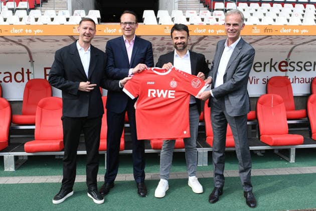 Fußball 3. Liga Pressekonferenz Rot-Weiss Essen am 30.06.2026 im Stadion an der Hafenstraße in Essen RWE AG wird neuer Hauptsponsor von Rot-Weiss Essen Gruppenfoto mit neuem Trikot V.l.n.r.: Marc-Nicolai Pfeifer ( Vorstandsvorsitzender Essen ) - Dr. Markus Krebber ( Vorstandsvorsitzender RWE AG ) - Alexander Rang ( Vorstandsmitglied Essen ) - Michael Marhofer ( Vorsitzender der Geschäftsführung ifm ) *** Soccer 3rd Division Press Conference: Rot-Weiss Essen on June 30, 2026, at the stadium on Hafenstraße in Essen; RWE AG becomes the new main sponsor of Rot-Weiss Essen; group photo with the new jersey; from left to right: Marc Nicolai Pfeifer, CEO of Essen; Dr. Markus Krebber, Board Member ofof RWE AG; Alexander Rang, Board Member of Essen; Michael Marhofer, Chairman of the Executive Board of ifm xRx