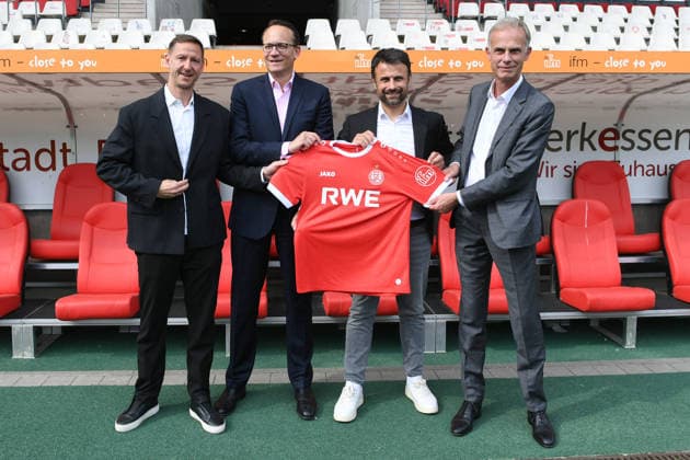 Fußball 3. Liga Pressekonferenz Rot-Weiss Essen am 30.06.2026 im Stadion an der Hafenstraße in Essen RWE AG wird neuer Hauptsponsor von Rot-Weiss Essen Gruppenfoto mit neuem Trikot V.l.n.r.: Marc-Nicolai Pfeifer ( Vorstandsvorsitzender Essen ) - Dr. Markus Krebber ( Vorstandsvorsitzender RWE AG ) - Alexander Rang ( Vorstandsmitglied Essen ) - Michael Marhofer ( Vorsitzender der Geschäftsführung ifm ) *** Soccer 3rd Division Press Conference: Rot-Weiss Essen on June 30, 2026, at the stadium on Hafenstraße in Essen; RWE AG becomes the new main sponsor of Rot-Weiss Essen; group photo with the new jersey; from left to right: Marc Nicolai Pfeifer, CEO of Essen; Dr. Markus Krebber, Board Member ofof RWE AG; Alexander Rang, Board Member of Essen; Michael Marhofer, Chairman of the Executive Board of ifm xRx