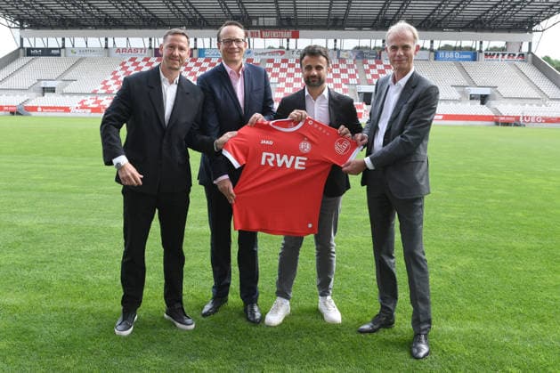 Fußball 3. Liga Pressekonferenz Rot-Weiss Essen am 30.06.2026 im Stadion an der Hafenstraße in Essen RWE AG wird neuer Hauptsponsor von Rot-Weiss Essen Gruppenfoto mit neuem Trikot V.l.n.r.: Marc-Nicolai Pfeifer ( Vorstandsvorsitzender Essen ) - Dr. Markus Krebber ( Vorstandsvorsitzender RWE AG ) - Alexander Rang ( Vorstandsmitglied Essen ) - Michael Marhofer ( Vorsitzender der Geschäftsführung ifm ) *** Soccer 3rd Division Press Conference: Rot-Weiss Essen on June 30, 2026, at the stadium on Hafenstraße in Essen; RWE AG becomes the new main sponsor of Rot-Weiss Essen; group photo with the new jersey; from left to right: Marc Nicolai Pfeifer, CEO of Essen; Dr. Markus Krebber, Board Member ofof RWE AG; Alexander Rang, Board Member of Essen; Michael Marhofer, Chairman of the Executive Board of ifm xRx