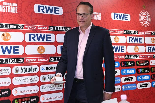 Fußball 3. Liga Pressekonferenz Rot-Weiss Essen am 30.06.2026 im Stadion an der Hafenstraße in Essen RWE AG wird neuer Hauptsponsor von Rot-Weiss Essen Dr. Markus Krebber ( Vorstandsvorsitzender RWE AG ) *** Soccer 3rd Division Press Conference: Rot-Weiss Essen on June 30, 2026, at the Hafenstraße Stadium in Essen; RWE AG Becomes New Main Sponsor of Rot-Weiss Essen; Dr. Markus Krebber, CEO of RWE AG xRx