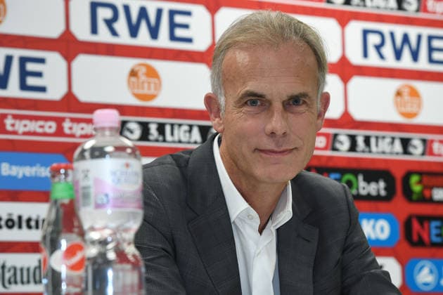 Fußball 3. Liga Pressekonferenz Rot-Weiss Essen am 30.06.2026 im Stadion an der Hafenstraße in Essen RWE AG wird neuer Hauptsponsor von Rot-Weiss Essen Michael Marhofer ( Vorsitzender der Geschäftsführung ifm ) *** Soccer 3rd Division Press Conference: Rot-Weiss Essen on June 30, 2026, at the Hafenstraße Stadium in Essen; RWE AG Becomes New Main Sponsor of Rot-Weiss Essen; Michael Marhofer, Chairman of the Executive Board at ifm xRx