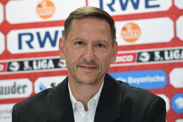 Fußball 3. Liga Pressekonferenz Rot-Weiss Essen am 30.06.2026 im Stadion an der Hafenstraße in Essen RWE AG wird neuer Hauptsponsor von Rot-Weiss Essen Marc-Nicolai Pfeifer ( Vorstandsvorsitzender Essen ) *** Soccer 3rd Division Press Conference: Rot-Weiss Essen on June 30, 2026, at the Hafenstraße Stadium in Essen; RWE AG Becomes New Main Sponsor of Rot-Weiss Essen; Marc Nicolai Pfeifer, CEO of Essen xRx