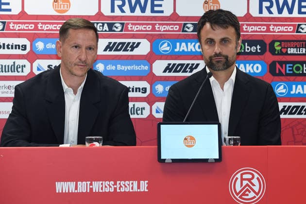 Fußball 3. Liga Pressekonferenz Rot-Weiss Essen am 30.06.2026 im Stadion an der Hafenstraße in Essen RWE AG wird neuer Hauptsponsor von Rot-Weiss Essen Marc-Nicolai Pfeifer ( Vorstandsvorsitzender Essen ), links - Alexander Rang ( Vorstandsmitglied Essen ), rechts *** Soccer 3rd Division Press Conference: Rot-Weiss Essen on June 30, 2026, at the Hafenstraße Stadium in Essen; RWE AG Becomes New Main Sponsor of Rot-Weiss Essen; Marc Nicolai Pfeifer, CEO of Essen (left); Alexander Rang, Board Member of Essen (right) xRx