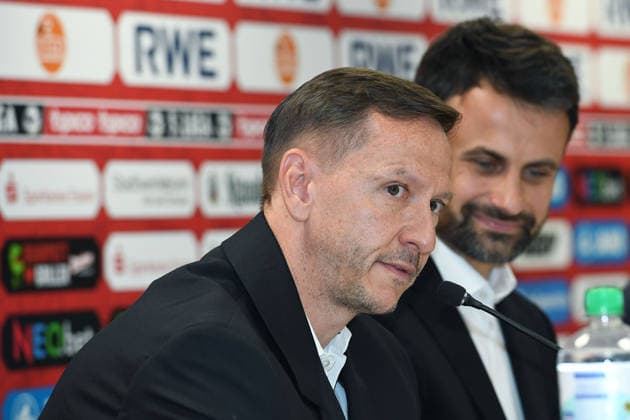 Fußball 3. Liga Pressekonferenz Rot-Weiss Essen am 30.06.2026 im Stadion an der Hafenstraße in Essen RWE AG wird neuer Hauptsponsor von Rot-Weiss Essen Marc-Nicolai Pfeifer ( Vorstandsvorsitzender Essen ), vorne - Alexander Rang ( Vorstandsmitglied Essen ), hinten *** Soccer 3rd Division Press Conference: Rot-Weiss Essen on June 30, 2026, at the stadium on Hafenstraße in Essen; RWE AG becomes the new main sponsor of Rot-Weiss Essen; Marc Nicolai Pfeifer, CEO of Essen (front); Alexander Rang, board member of Essen (back) xRx