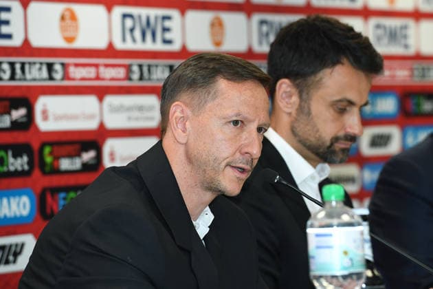 Fußball 3. Liga Pressekonferenz Rot-Weiss Essen am 30.06.2026 im Stadion an der Hafenstraße in Essen RWE AG wird neuer Hauptsponsor von Rot-Weiss Essen Marc-Nicolai Pfeifer ( Vorstandsvorsitzender Essen ), vorne - Alexander Rang ( Vorstandsmitglied Essen ), hinten *** Soccer 3rd Division Press Conference: Rot-Weiss Essen on June 30, 2026, at the stadium on Hafenstraße in Essen. RWE AG becomes the new main sponsor of Rot-Weiss Essen. Marc Nicolai Pfeifer, CEO of Essen (front); Alexander Rang, board member of Essen (back) xRx