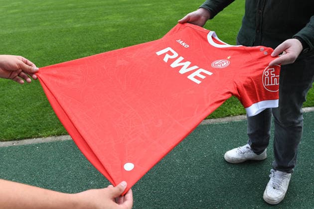 Fußball 3. Liga Pressekonferenz Rot-Weiss Essen am 30.06.2026 im Stadion an der Hafenstraße in Essen RWE AG wird neuer Hauptsponsor von Rot-Weiss Essen Das neue Heimtrikot Trikot der Saison 2026 2027 *** Soccer 3rd Division Press Conference: Rot-Weiss Essen on June 30, 2026, at the Hafenstraße Stadium in Essen; RWE AG Becomes New Main Sponsor of Rot-Weiss Essen; The New Home Jersey for the 2026–2027 Season xRx