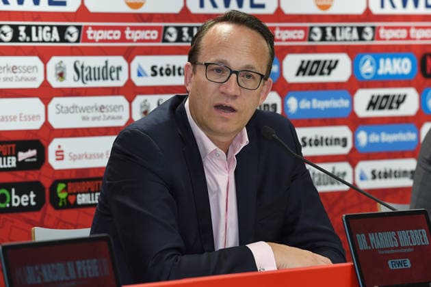Fußball 3. Liga Pressekonferenz Rot-Weiss Essen am 30.06.2026 im Stadion an der Hafenstraße in Essen RWE AG wird neuer Hauptsponsor von Rot-Weiss Essen Dr. Markus Krebber ( Vorstandsvorsitzender RWE AG ) *** Soccer 3rd Division Press Conference: Rot-Weiss Essen on June 30, 2026, at the Hafenstraße Stadium in Essen; RWE AG Becomes New Main Sponsor of Rot-Weiss Essen; Dr. Markus Krebber, CEO of RWE AG xRx