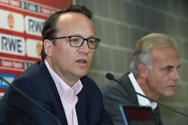 Fußball 3. Liga Pressekonferenz Rot-Weiss Essen am 30.06.2026 im Stadion an der Hafenstraße in Essen RWE AG wird neuer Hauptsponsor von Rot-Weiss Essen Dr. Markus Krebber ( Vorstandsvorsitzender RWE AG ), vorne - Michael Marhofer ( Vorsitzender der Geschäftsführung ifm ), hinten *** Soccer 3rd Division Press Conference: Rot-Weiss Essen on June 30, 2026, at the stadium on Hafenstraße in Essen; RWE AG Becomes New Main Sponsor of Rot-Weiss Essen; Dr. Markus Krebber, CEO of RWE AG (front); Michael Marhofer, Chairman of the Executive Board of ifm (back) xRx