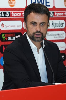 Fußball 3. Liga Pressekonferenz Rot-Weiss Essen am 30.06.2026 im Stadion an der Hafenstraße in Essen RWE AG wird neuer Hauptsponsor von Rot-Weiss Essen Alexander Rang ( Vorstandsmitglied Essen ) *** Soccer 3rd Division Press Conference: Rot-Weiss Essen on June 30, 2026, at the Stadion an der Hafenstraße in Essen; RWE AG Becomes New Main Sponsor of Rot-Weiss Essen; Alexander Rang, Member of the Board of Directors, Essen xRx