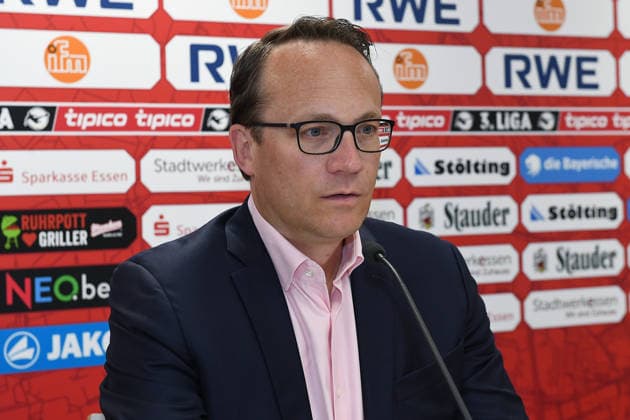Fußball 3. Liga Pressekonferenz Rot-Weiss Essen am 30.06.2026 im Stadion an der Hafenstraße in Essen RWE AG wird neuer Hauptsponsor von Rot-Weiss Essen Dr. Markus Krebber ( Vorstandsvorsitzender RWE AG ) *** Soccer 3rd Division Press Conference: Rot-Weiss Essen on June 30, 2026, at the Hafenstraße Stadium in Essen; RWE AG Becomes New Main Sponsor of Rot-Weiss Essen; Dr. Markus Krebber, CEO of RWE AG xRx