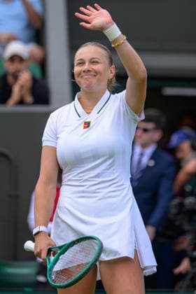 Day Two: The Championships - Wimbledon 2026 LONDON, ENGLAND JUNE 30 - Amanda Anisimova of United States waves to fans after winning Ladies Single First Round at The Wimbledon Lawn Tennis Championship at Wimbledon on June 30, 2026 in London, England. (Photo by Keeran Marquis)  Copyright: xKeeranxMarquis Fotoarena SPPx Sportspressphoto_SPR180890